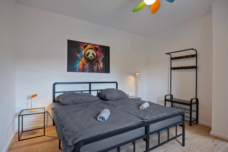Deine Bude - 4 Doppelzimmer, 2 Bäder, Küche Apartment in Cologne