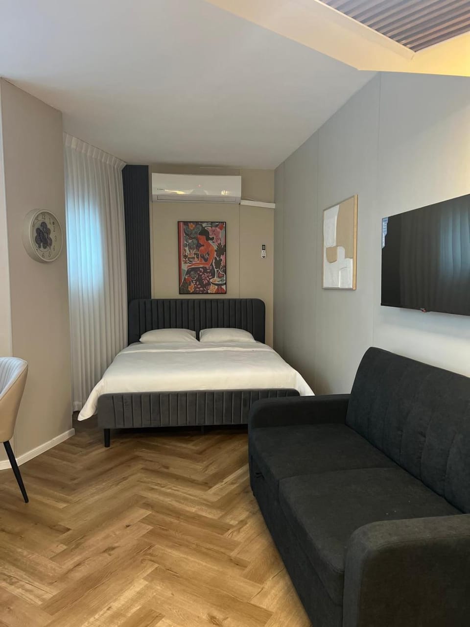 Bed, Living room, Seating area
