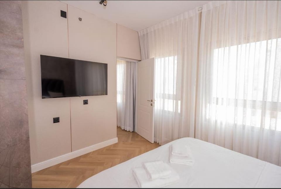 Bed, TV and multimedia, Photo of the whole room, wardrobe