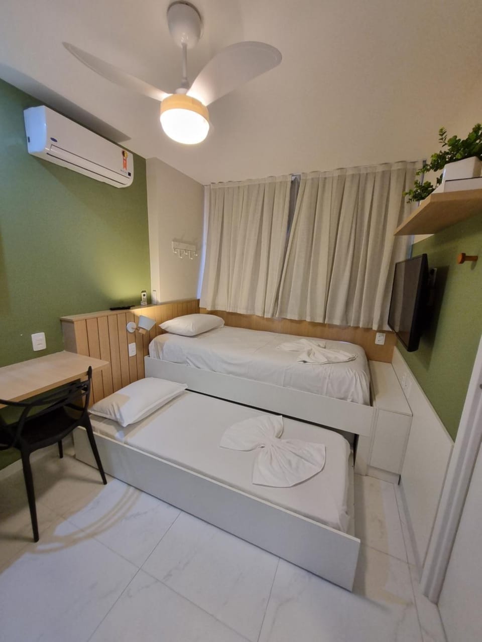 Bed, TV and multimedia, Photo of the whole room, Bedroom, air conditioner