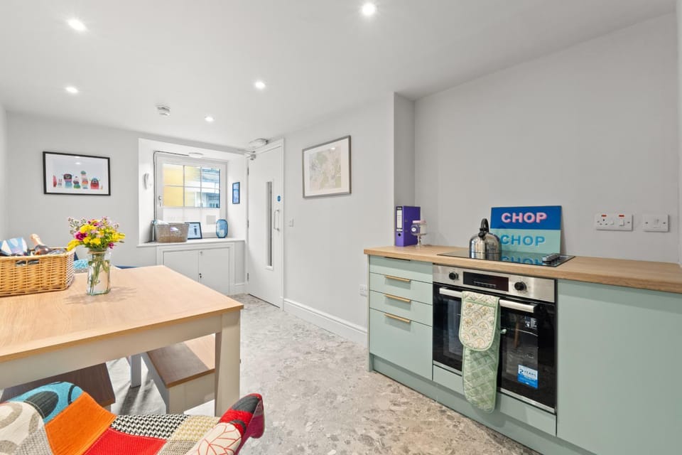 Kitchen or kitchenette, Seating area, oven, pet friendly, stove, toaster