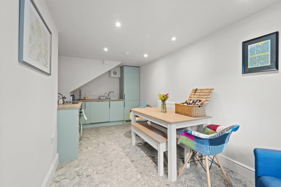 Kitchen or kitchenette, Seating area, Dining area