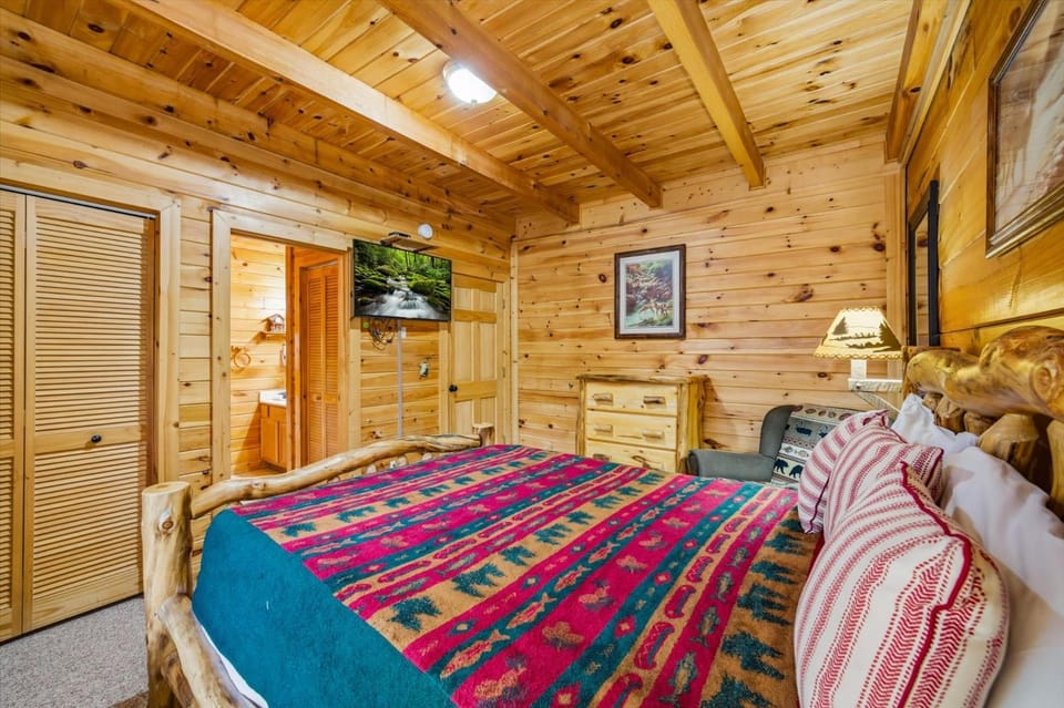 Bear Country Your Cozy Smoky Mountain Den Chalet in Sevierville