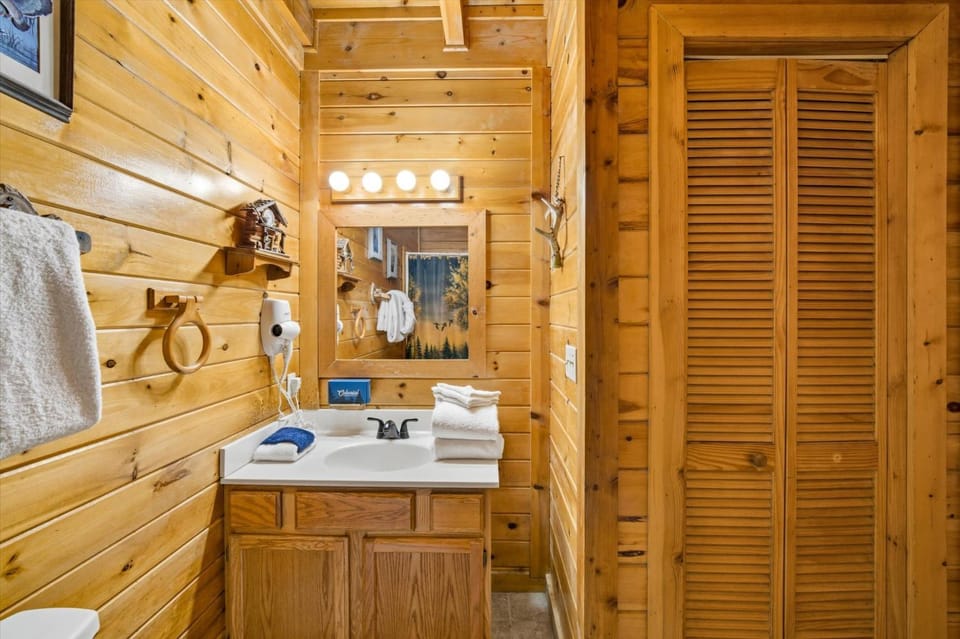 Bear Country Your Cozy Smoky Mountain Den Chalet in Sevierville