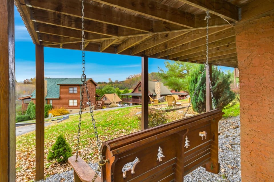 Bear Country Your Cozy Smoky Mountain Den Chalet in Sevierville
