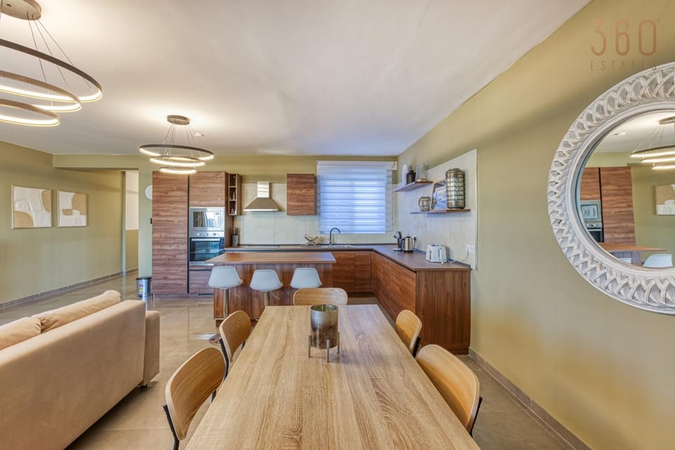 Kitchen or kitchenette, Living room, Seating area