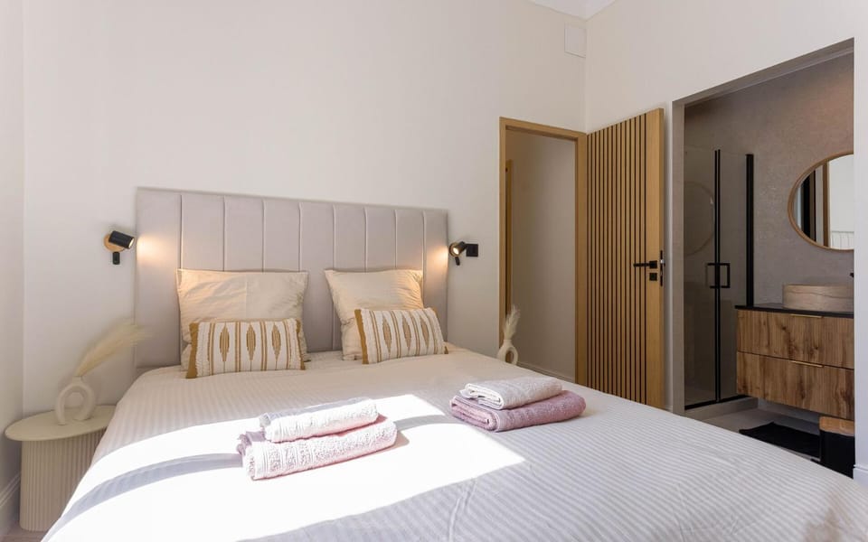 Bed, Bathroom, Bedroom