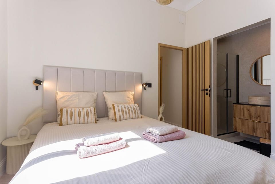 Bed, Bedroom, towels