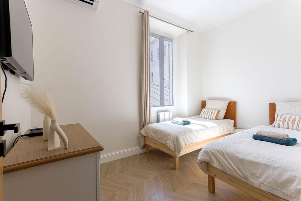 Bed, TV and multimedia, Bedroom, towels