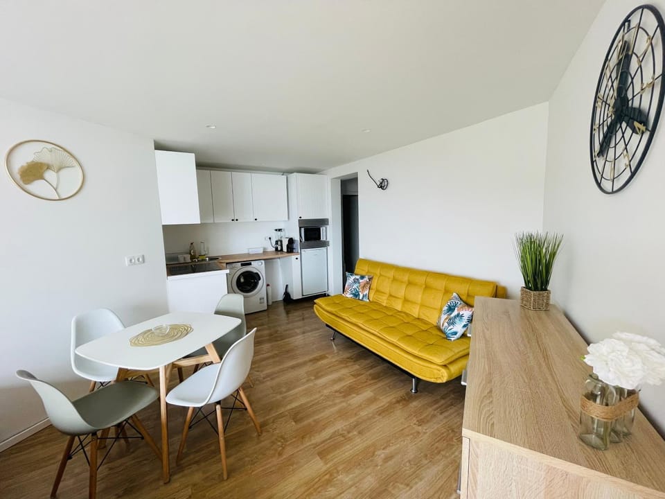 Center Marina view Yellow Studio Apartment in Funchal