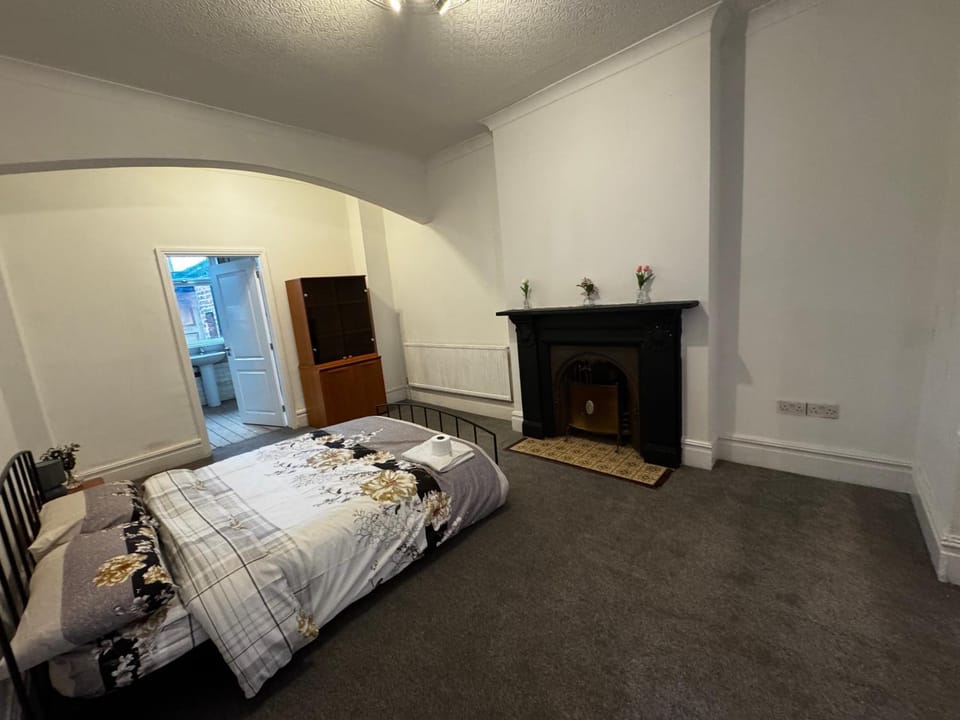 Ensuite Double-Bedroom in the Heart of Salford Manchester GCSW2 Perfect for Short Stays Bed and Breakfast in Salford