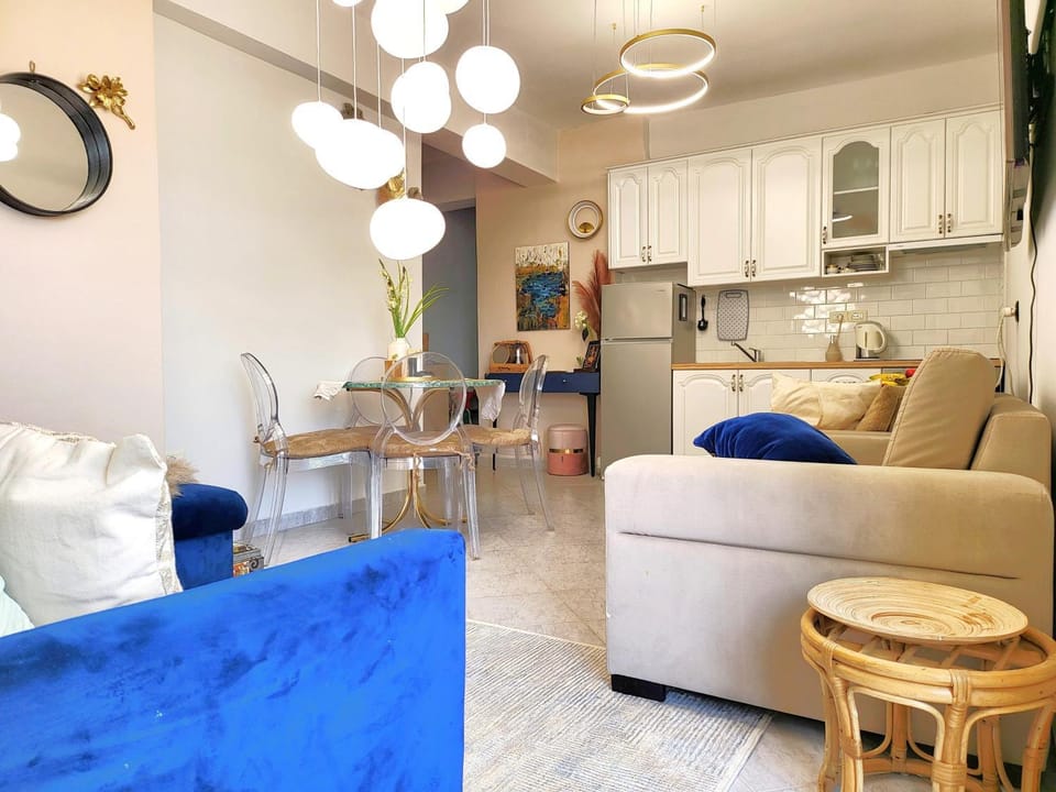Kitchen or kitchenette, Living room, Seating area, Dining area, stove