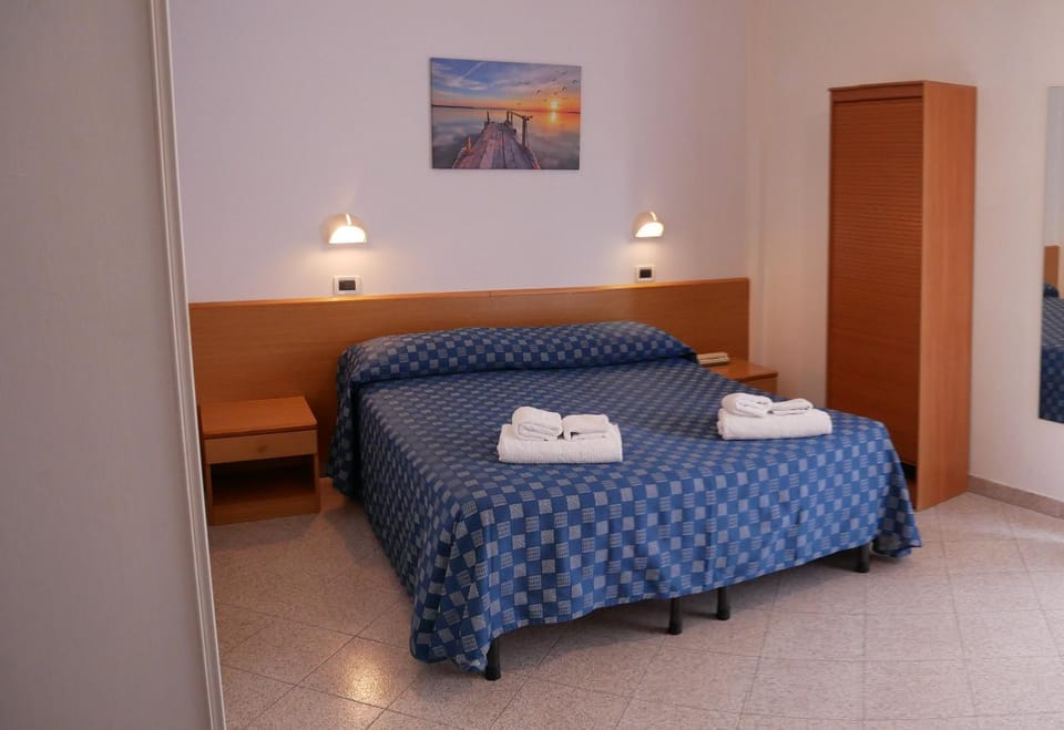 Bed, Bedroom, towels