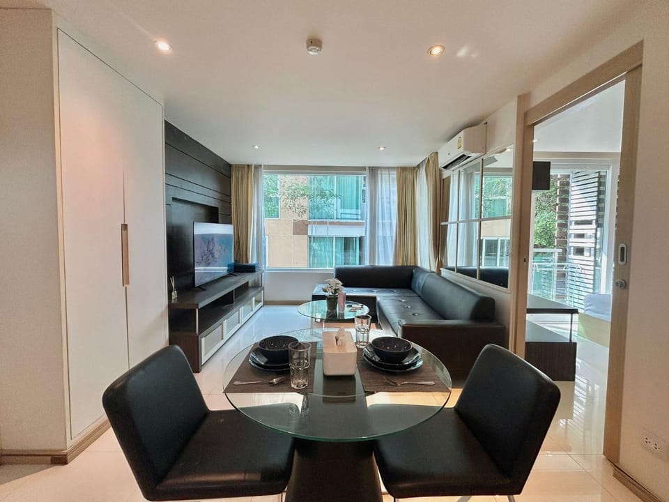 TV and multimedia, Living room, Seating area, Dining area