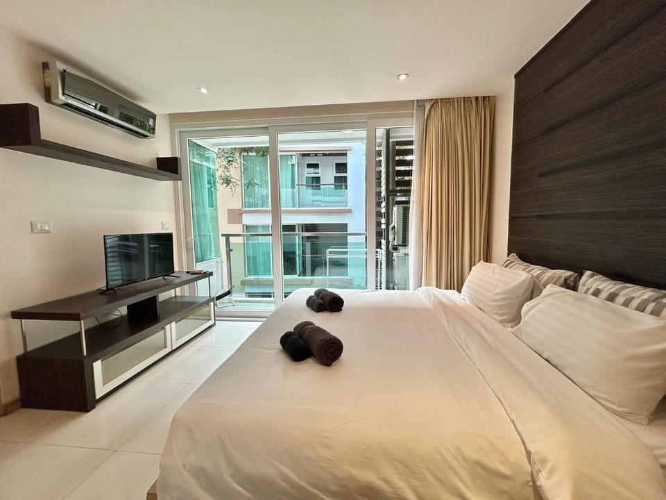 Bed, TV and multimedia, Bedroom, towels, air conditioner
