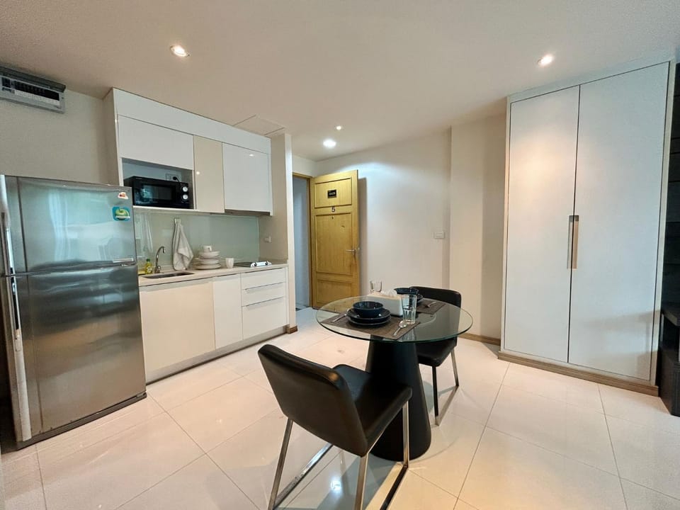 Kitchen or kitchenette, Seating area, Dining area, stove, air conditioner