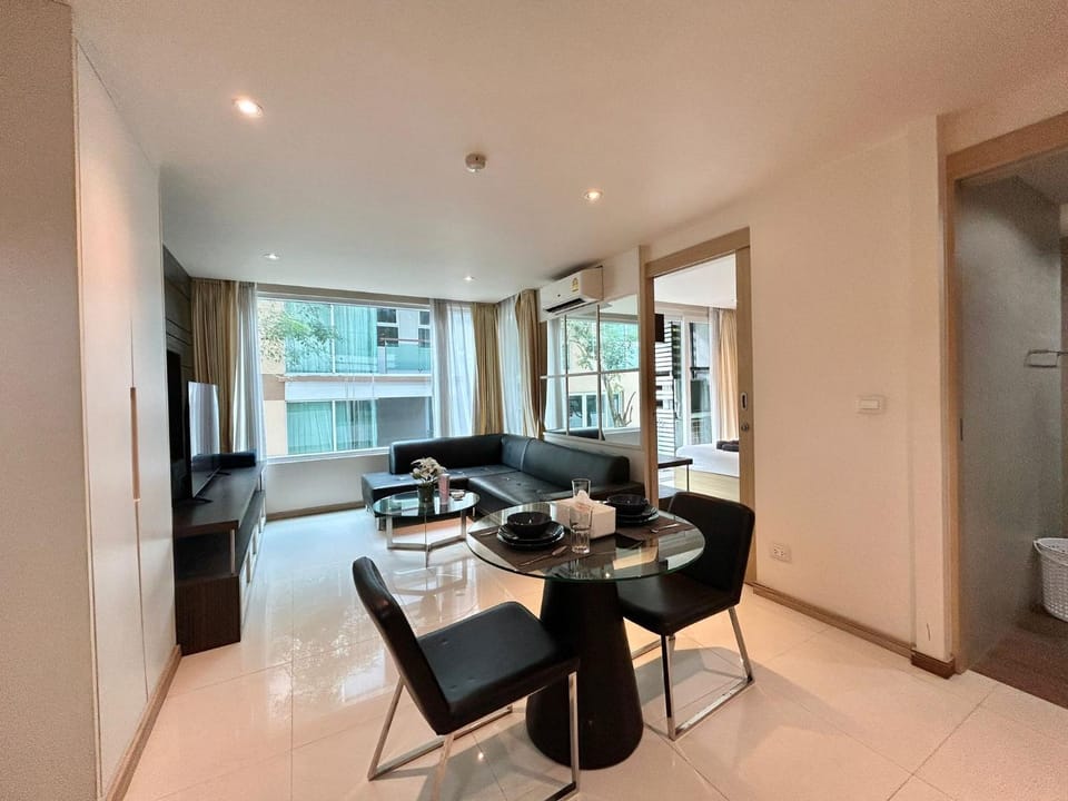 Living room, Seating area, Dining area