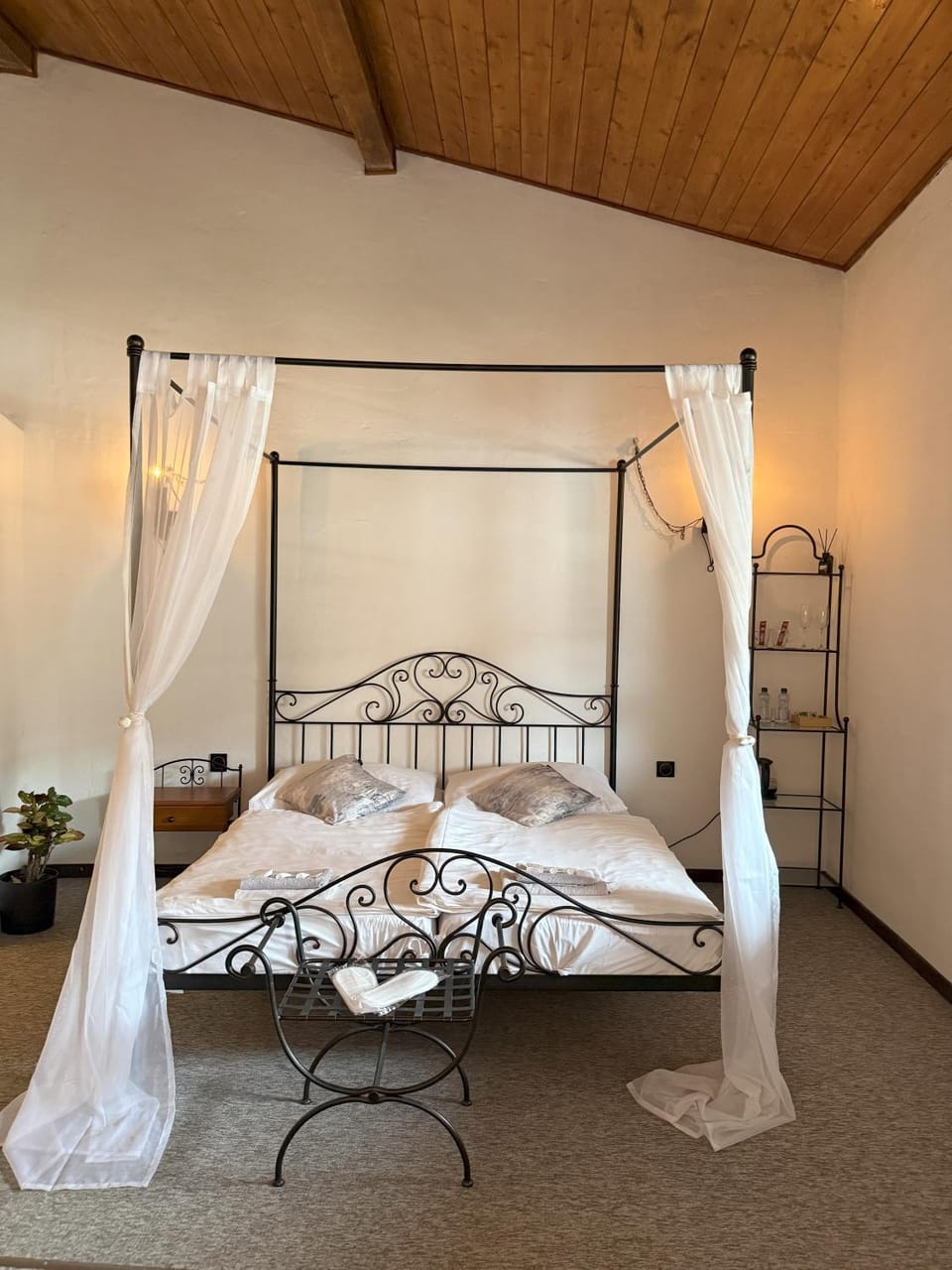 Bed, Photo of the whole room, towels