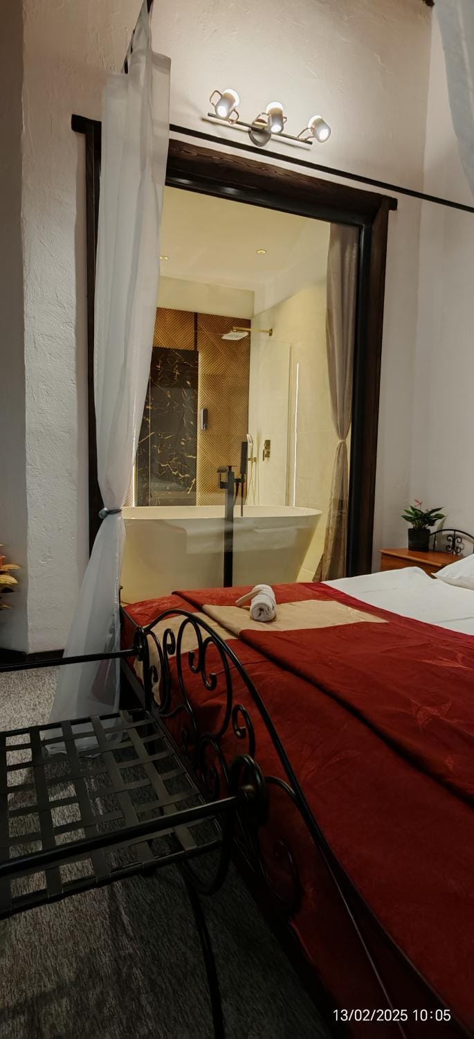 Bed, Bathroom, Photo of the whole room, Bedroom, towels