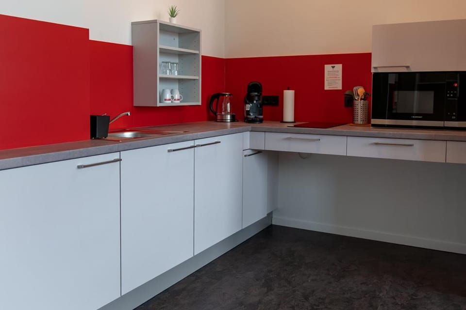 Coffee/tea facilities, Kitchen or kitchenette, stove