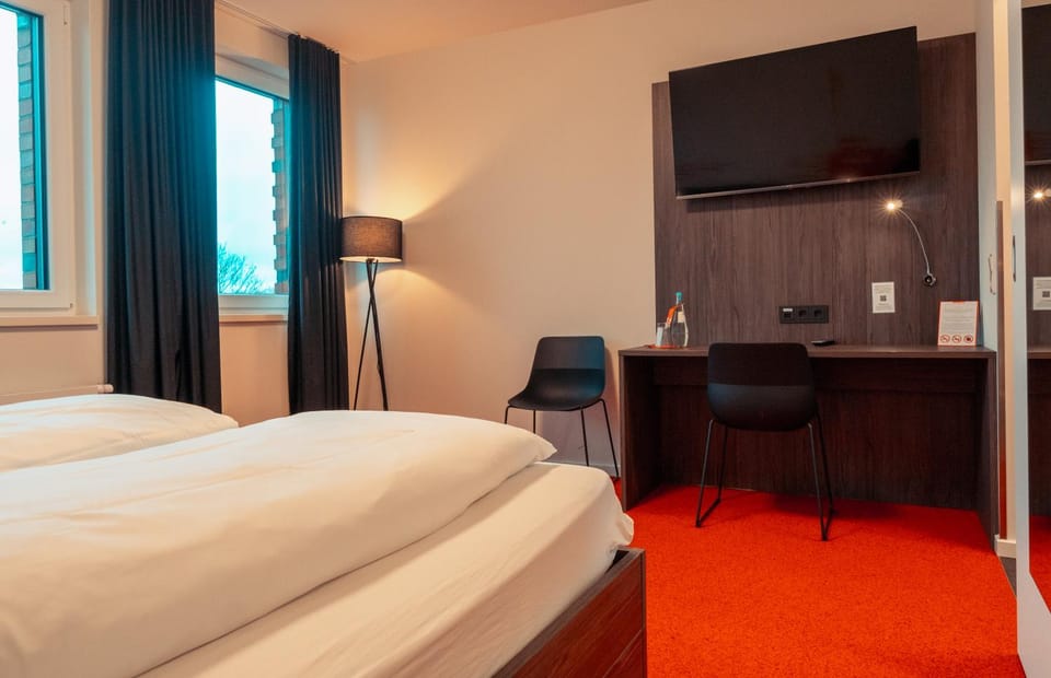 Bed, TV and multimedia, Photo of the whole room, Bedroom