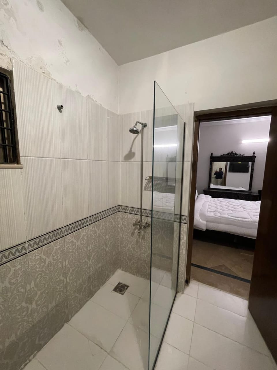 Shower, Bed, Bathroom, Photo of the whole room, Bedroom, towels