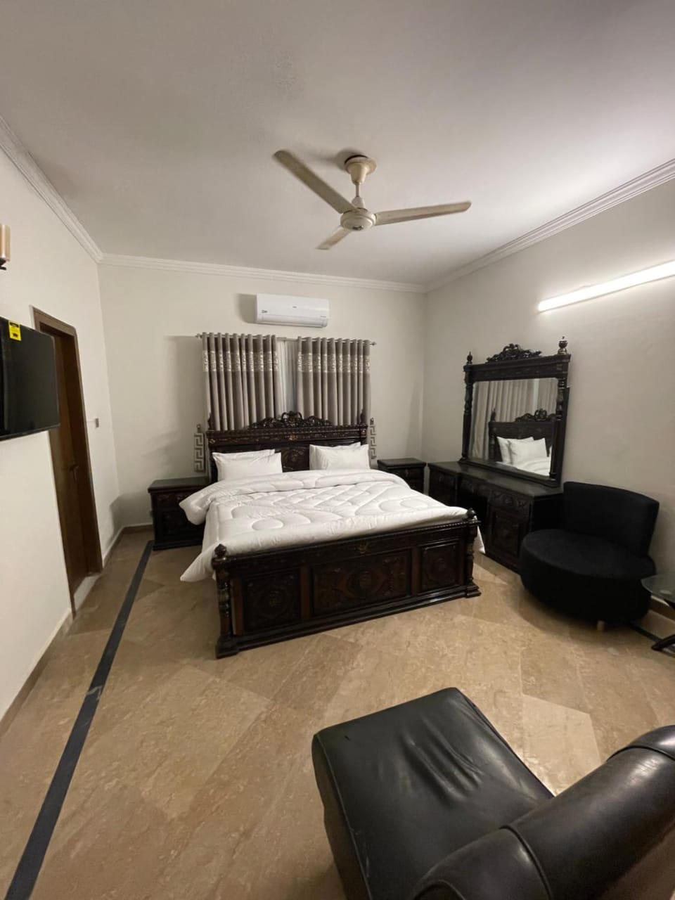Bed, Photo of the whole room, Bedroom