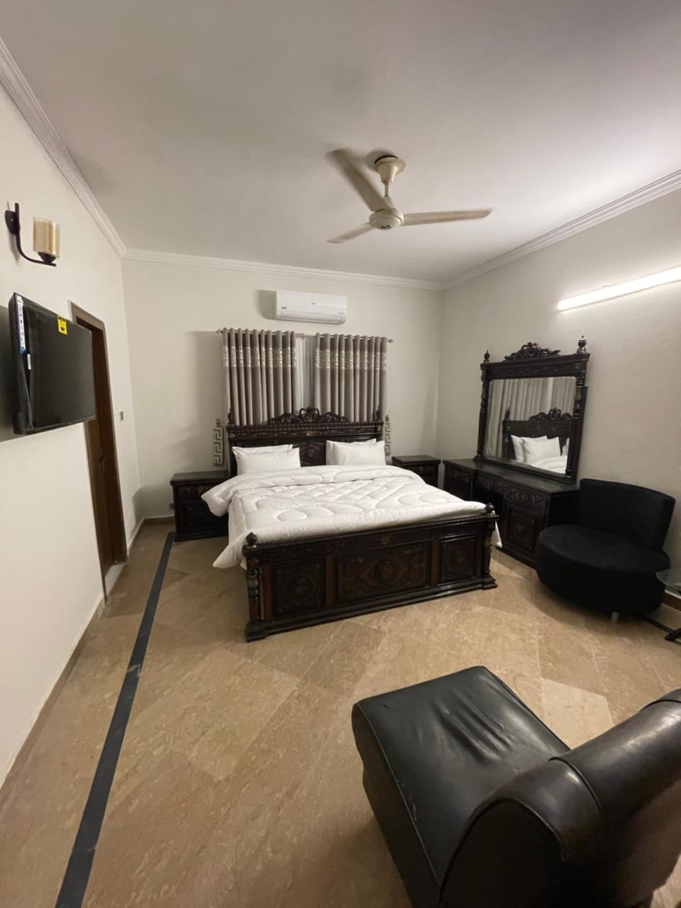 Bed, TV and multimedia, Photo of the whole room, Bedroom