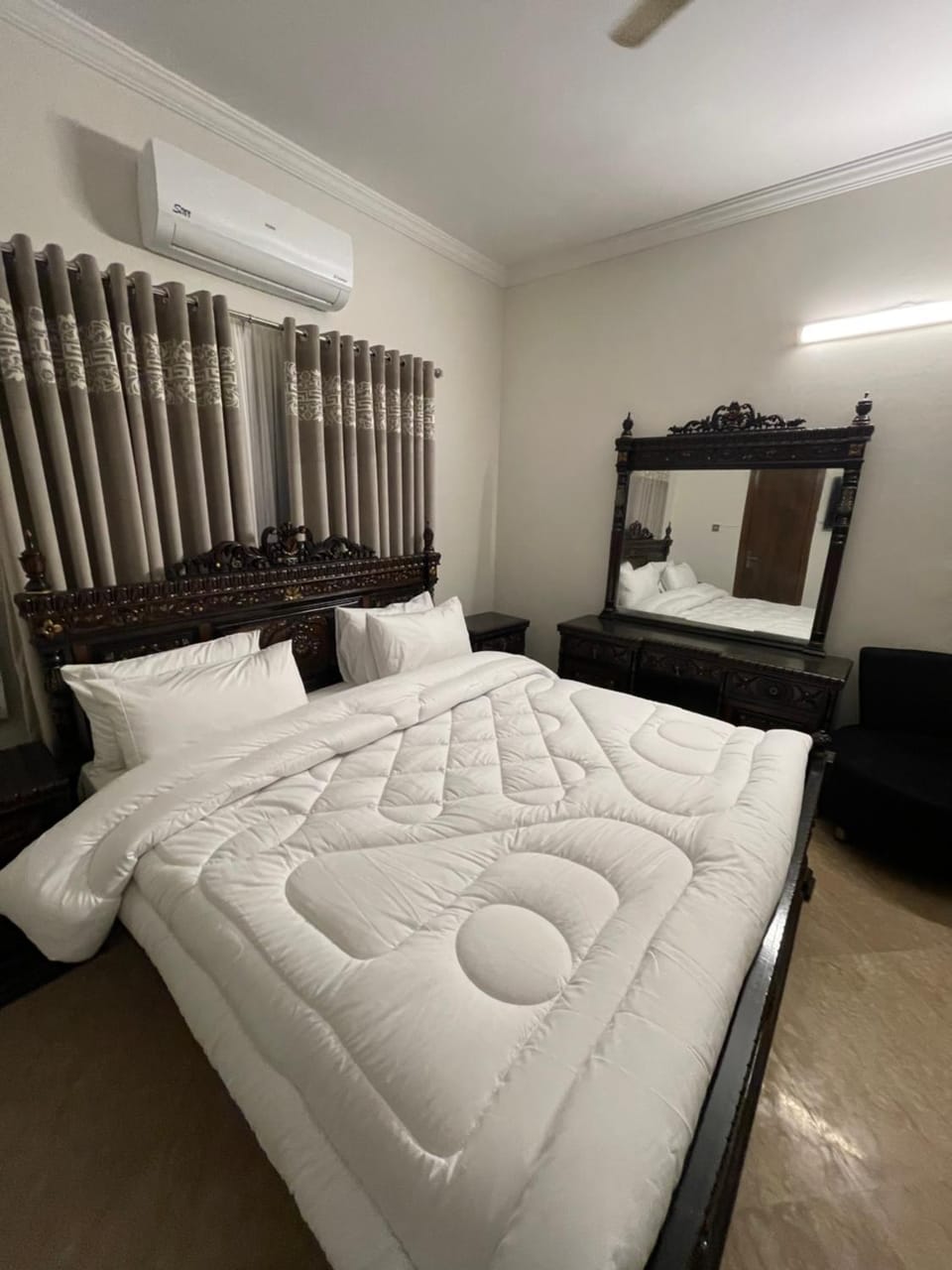 Bed, Photo of the whole room, Bedroom