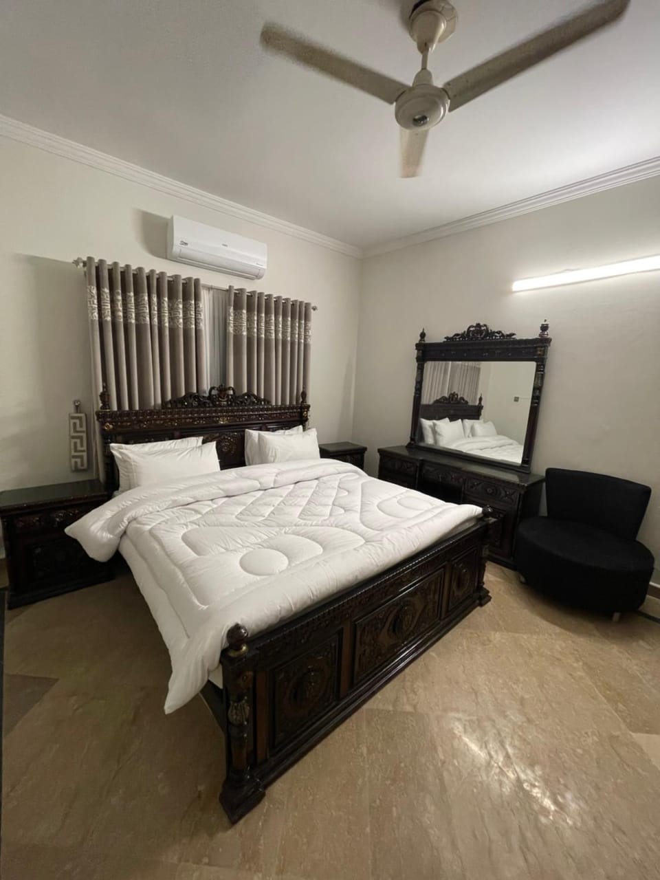 Bed, Photo of the whole room, Bedroom
