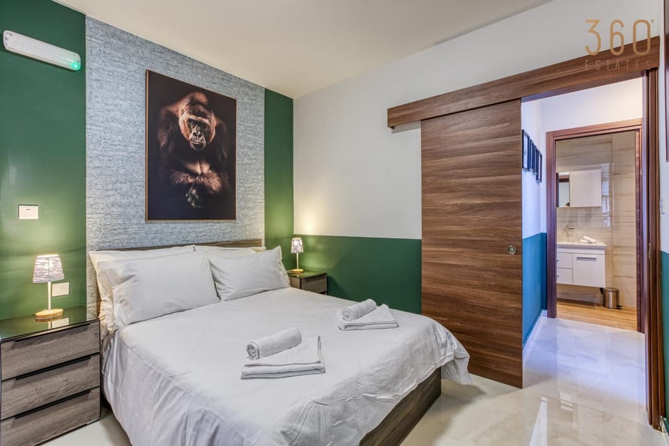 Bed, Photo of the whole room, Bedroom, towels, wardrobe