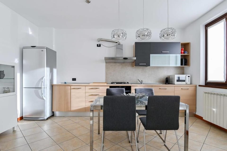 Living room, Dining area, oven