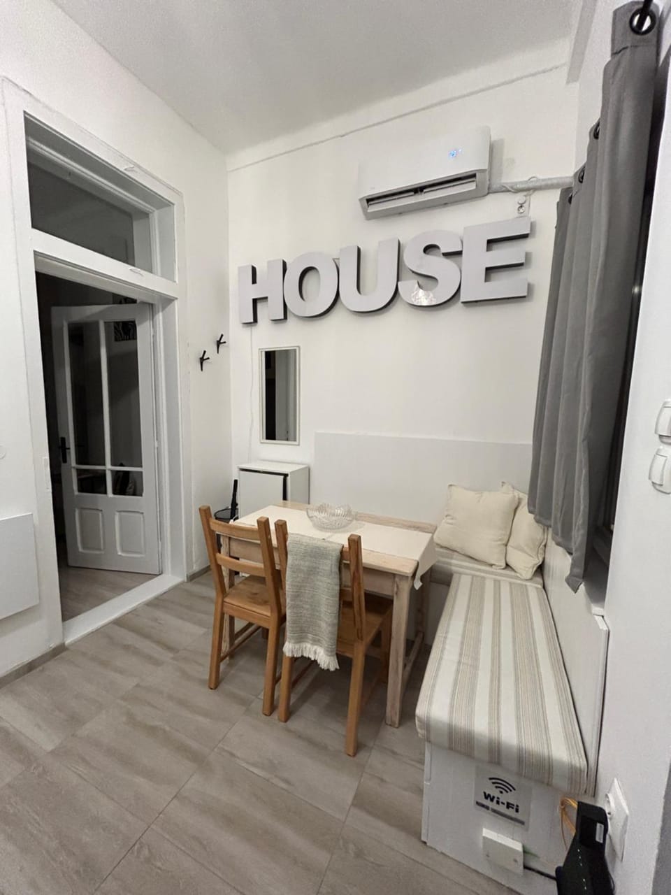 Seating area, Dining area