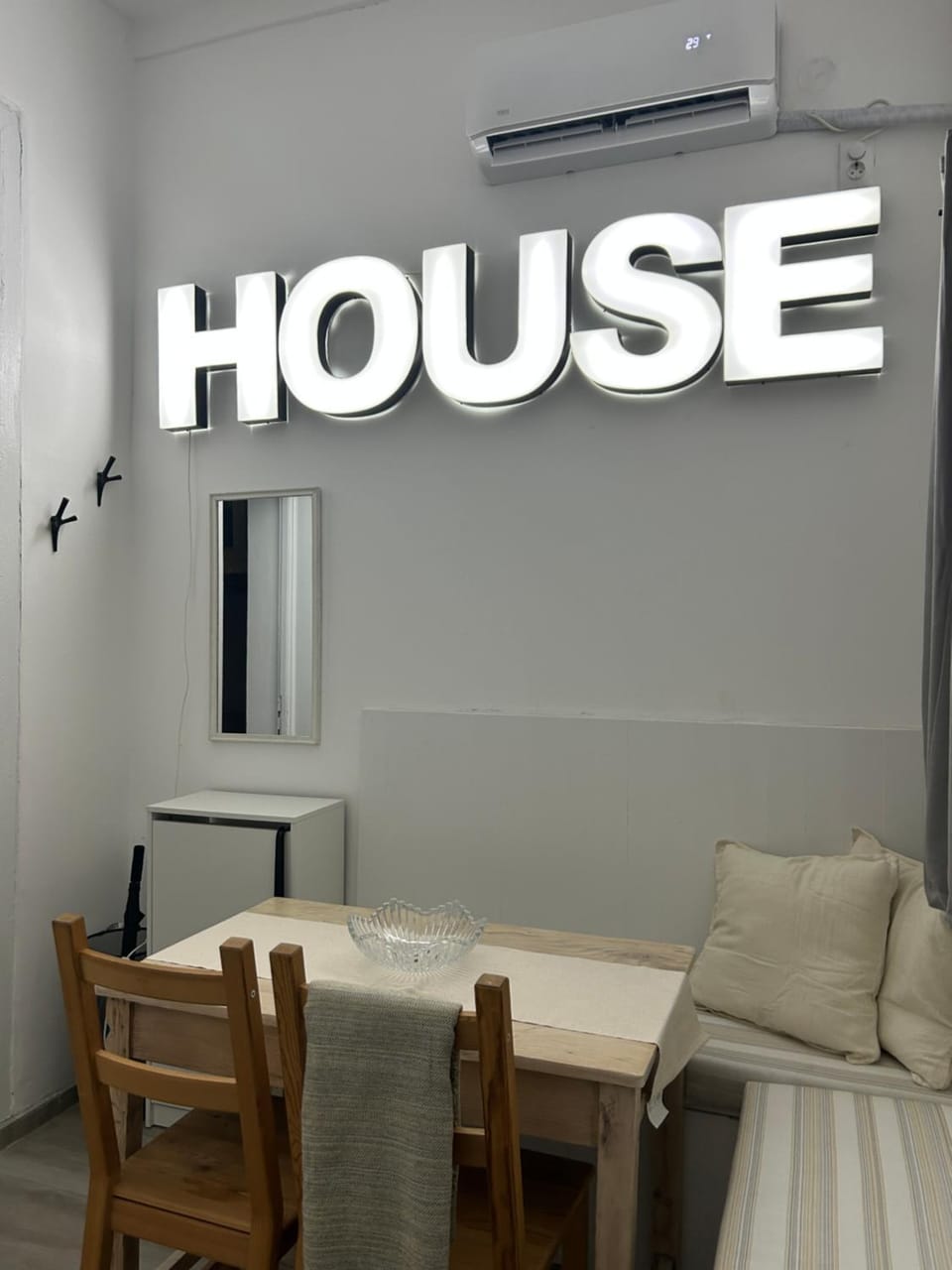 Seating area, Dining area, air conditioner
