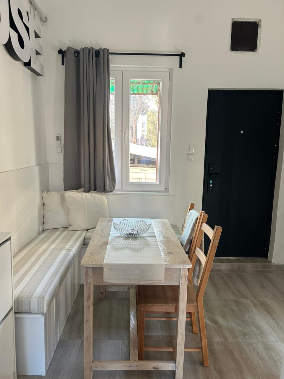 Seating area, Dining area