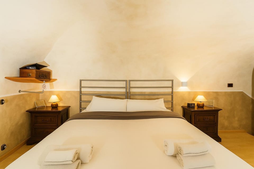 Bed, Photo of the whole room, Bedroom, towels