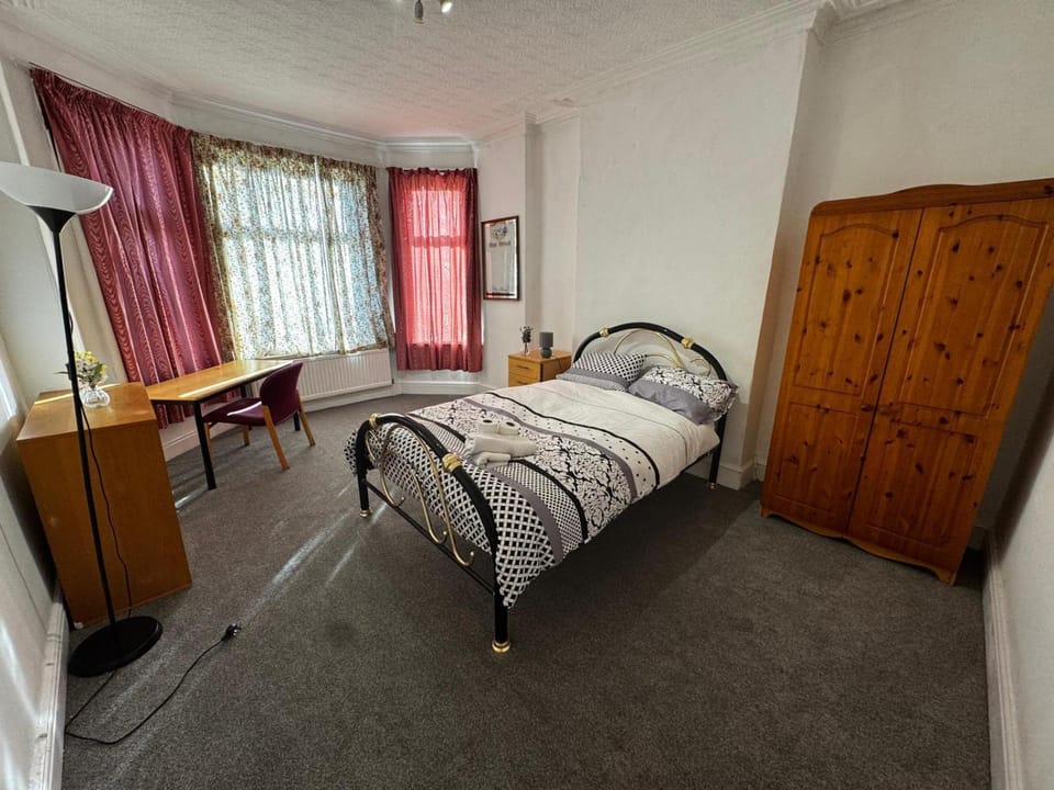 Double-Bedroom in the Heart of Salford Manchester GCSW5 Perfect for Short Stays Bed and Breakfast in Salford