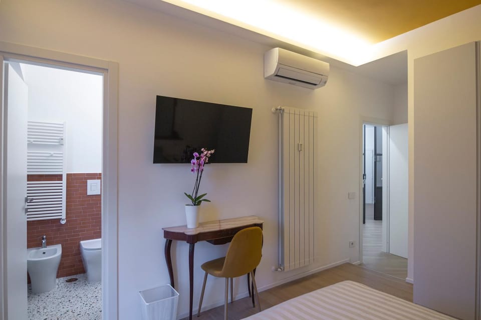 TV and multimedia, Photo of the whole room, Bedroom, air conditioner