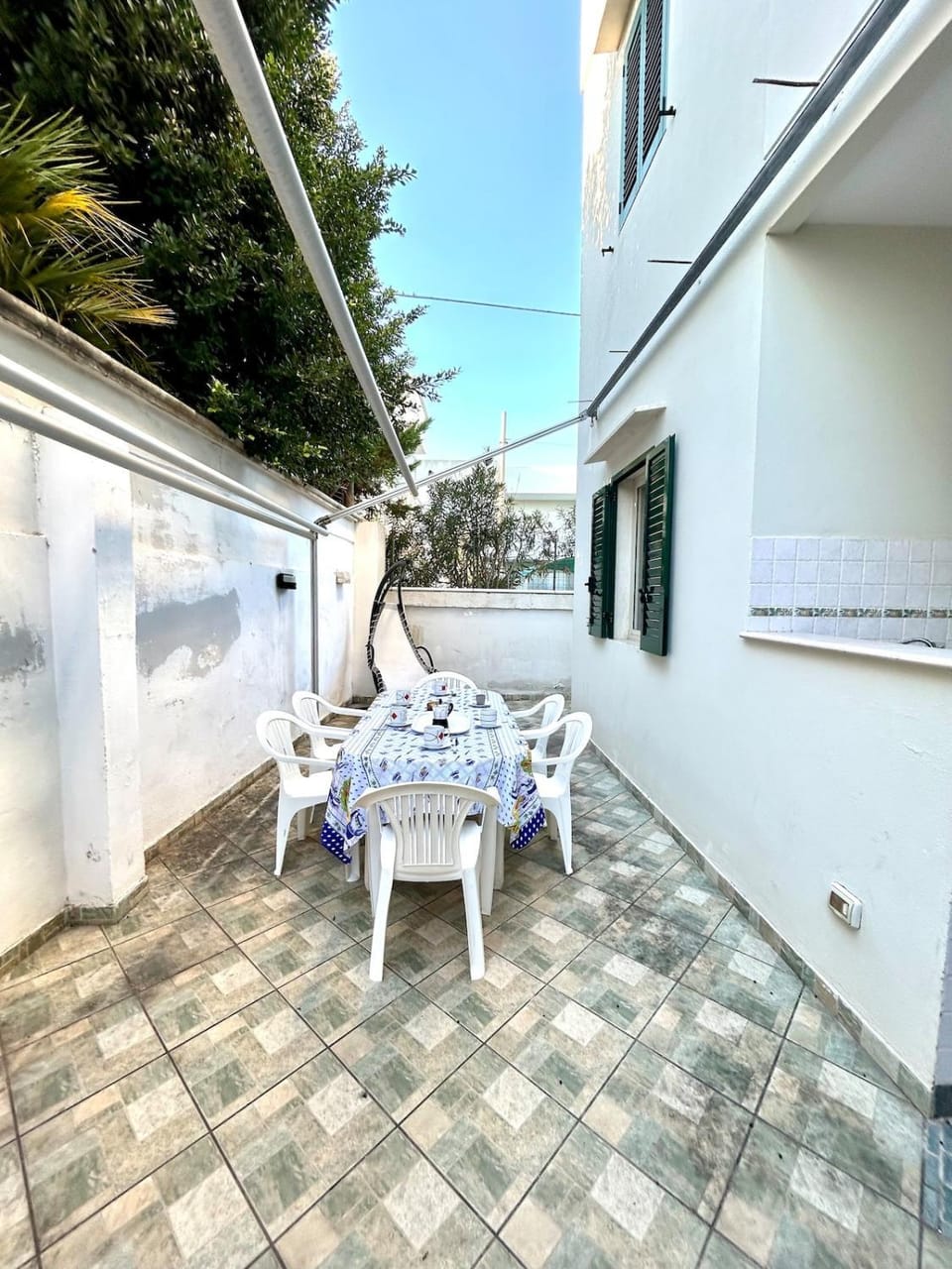 Property building, Patio, Balcony/Terrace, Dining area, sunbed