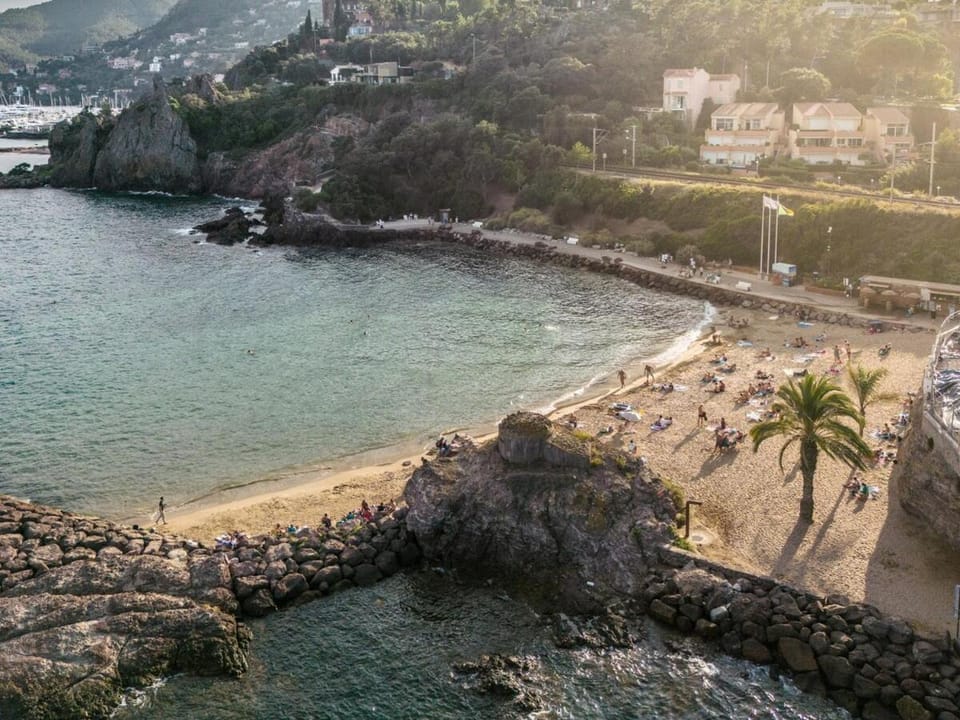 Sea View Apartment with Large Terrace & 2 Bathrooms Mandelieu Apartment in Mandelieu-La Napoule