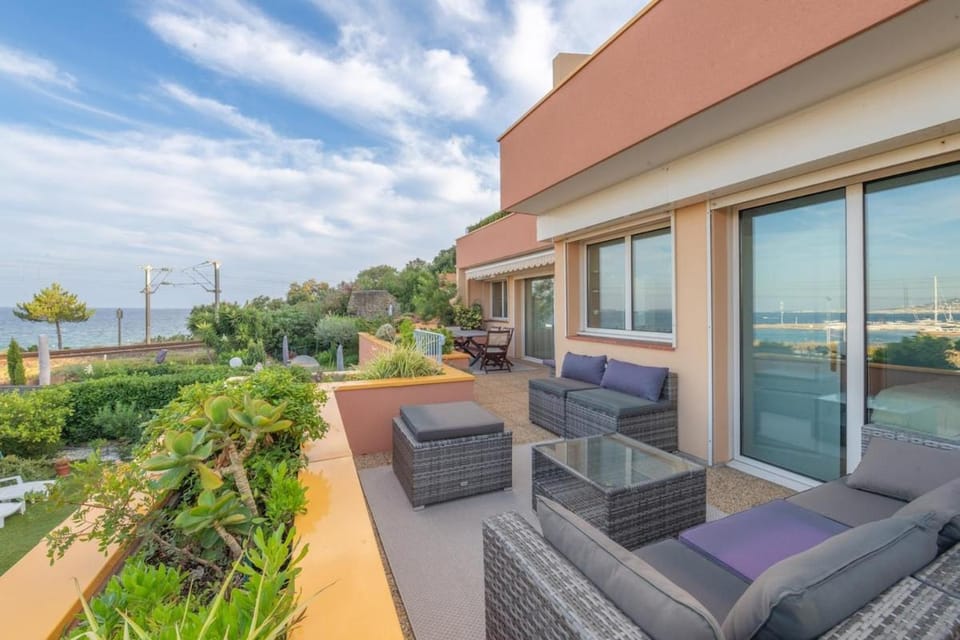 Sea View Apartment with Large Terrace & 2 Bathrooms Mandelieu Apartment in Mandelieu-La Napoule