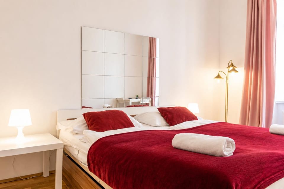 Bed, Bedroom, towels