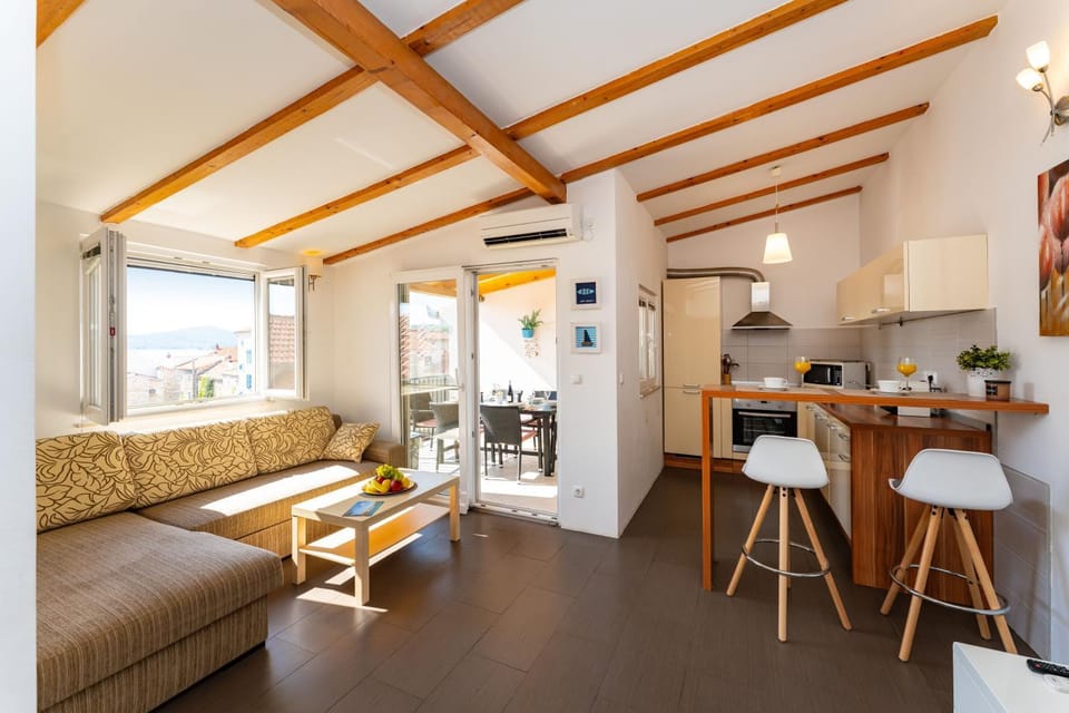 Kitchen or kitchenette, Living room, Seating area, Dining area, oven, stove