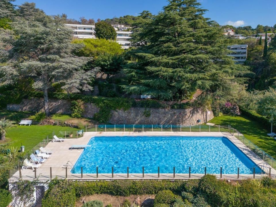 2-Bedroom Apartment with Sea View, Pool & Tennis Cannes Apartment in Cannes