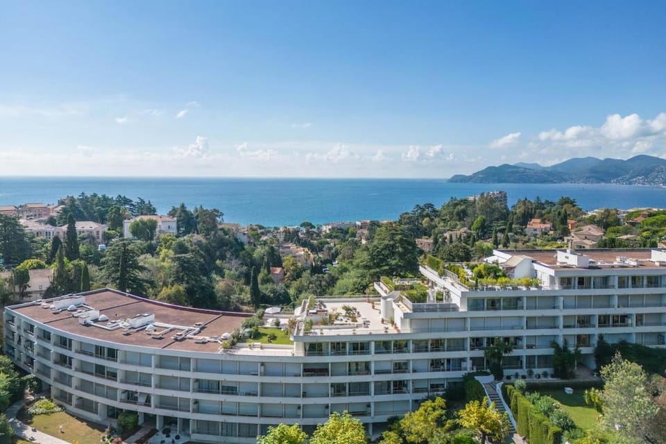 2-Bedroom Apartment with Sea View, Pool & Tennis Cannes Apartment in Cannes