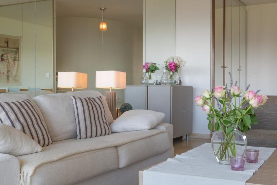2-Bedroom Apartment with Sea View, Pool & Tennis Cannes Apartment in Cannes