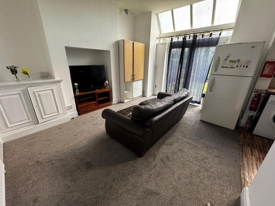 Double-Bedroom in the Heart of Salford Manchester GCSW6 Perfect for Short Stays Bed and Breakfast in Salford