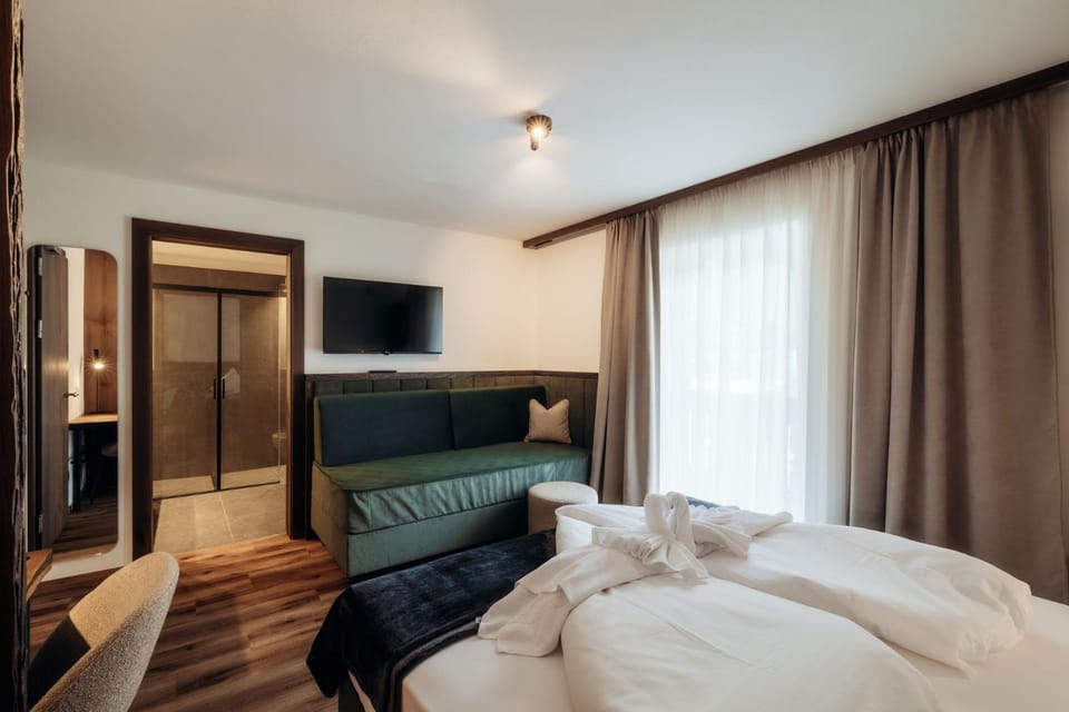 Bed, TV and multimedia, Bedroom, towels, wardrobe