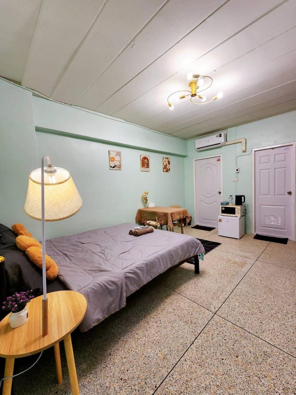 Photo of the whole room