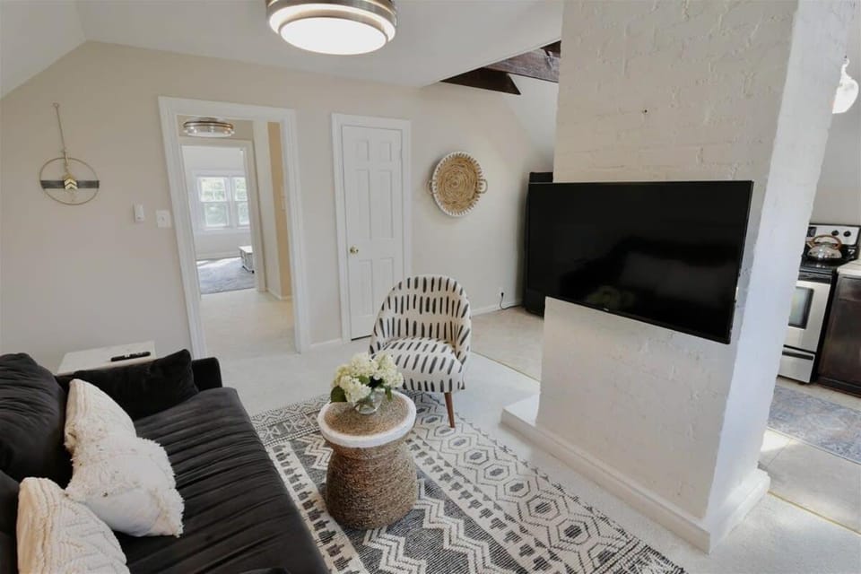 NEW Cabin in the Clouds Easy Downtown Access w Parking Cabin in District of Columbia